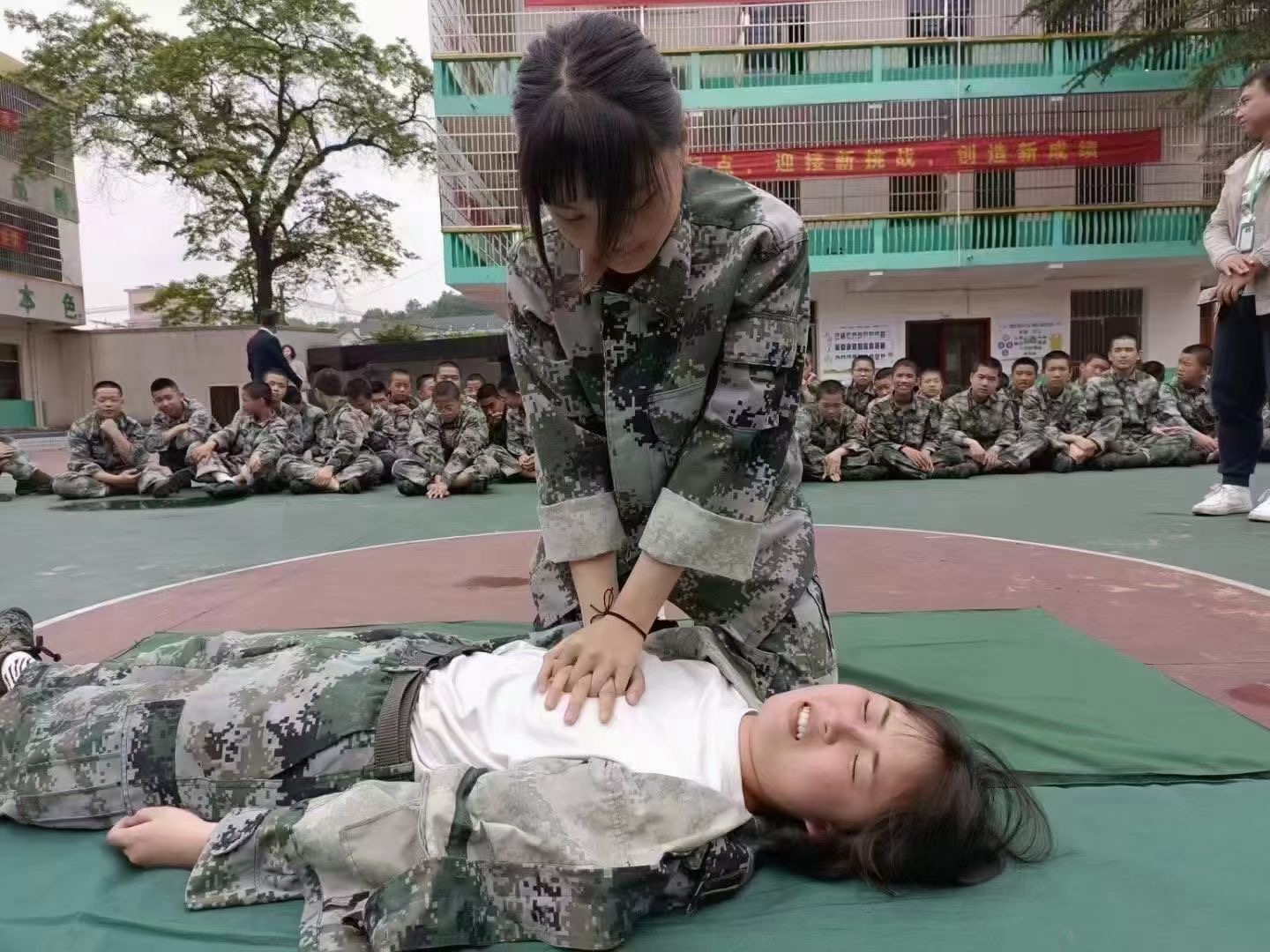 遇到危险怎么办？教官现场演练教学(图2)