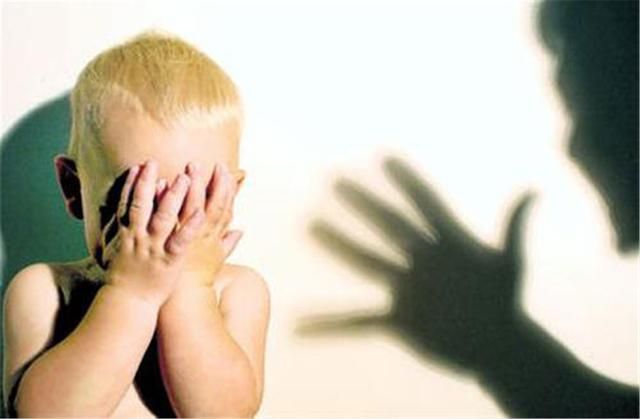 孩子被吼后的心理创伤(小时候挨打的孩子心理创伤)(图1)